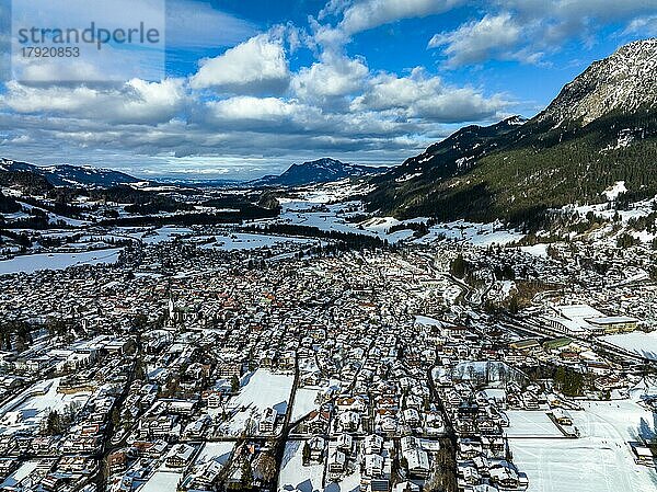 Luftaufnahme  Oberstdorf im Winter  Illertal  Allgäuer Alpen  Allgäu  Bayern  Deutschland  Europa