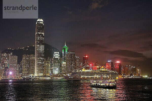 HONGKONG  CHINA  1. MAI 2018: Hongkong Skyline Stadtbild Downtown Wolkenkratzer über Victoria Harbour in den Abend mit Kreuzfahrtschiff beleuchtet. Hongkong  China  Asien