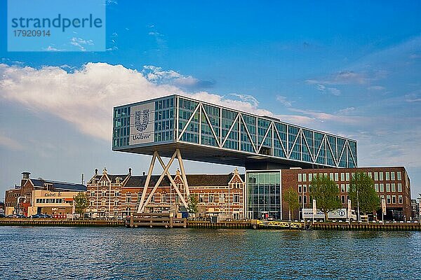 ROTTERDAM  NIEDERLANDE  11. MAI 2017: Das Gebäude der Unilever Bestfoods-Zentrale De Brug (Die Brücke) wurde über einer bestehenden historischen Fabrik aus dem Jahr 1891 errichtet  die vom Architekten Chris de Jonge entworfen wurde