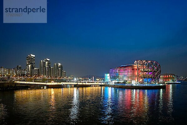SEOUL  SÜDKOREA  7. APRIL 2017: Einige Sevit-Kultur-Komplex auf künstlichen schwimmenden Inseln in der Nähe der Banpo-Brücke in der Nacht beleuchtet  Seoul  Südkorea  Asien