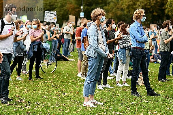 Teilnehmer der Global Climate Strike Demonstration mit Gesichtsmasken während der Corona-Virus-Krise  Heidelberg  Deutschland  Europa