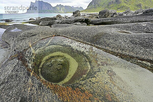 The Dragons Eye  Felsformation am Uttakleiv Beach  Lofoten Inseln  Norwegen  Europa