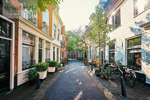 HAARLEM  NIEDERLANDE  6. MAI 2017: Straße mit alten Häusern in Haarlem  Niederlande  Europa