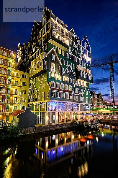 ZAANDAM  NIEDERLANDE  21. MAI 2018: Das Inntel Hotel in Zaandam ist bei Nacht beleuchtet. Das Design des 2009 eröffneten 12-stöckigen Hochhauses ist das Ergebnis der Stapelung einer Reihe traditioneller niederländischer Häuser