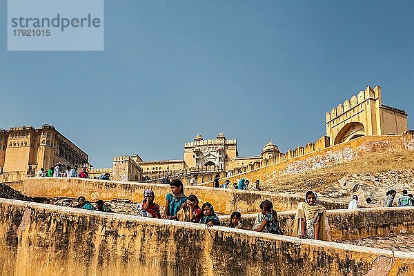 AMER  INDIEN  18. NOVEMBER 2012: Indische Touristen besuchen Amer (Amber) Fort  Rajasthan  Indien. Amer Fort ist ein berühmtes Touristenziel und Wahrzeichen