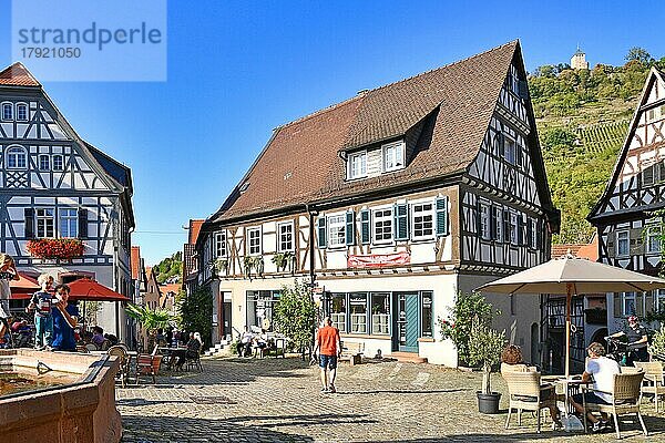 Marktplatz mit schönen alten Fachwerkhäusern im historischen Stadtkern von Heppenheim  Heppenheim  Deutschland  Europa