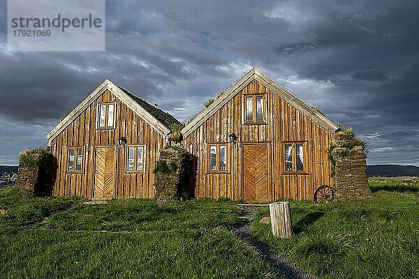 Traditionelle Torfhäuser aus Holz mit Gras auf dem Dach  im Abendlicht  Möðrudalur  isländisches Hochland  Island  Europa