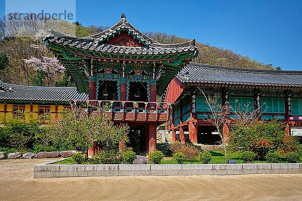 SEORAKSAN  SÜDKOREA  15. APRIL 2017: Der buddhistische Tempel Sinheungsa im Seoraksan-Nationalpark  Seoraksan  Südkorea  Asien