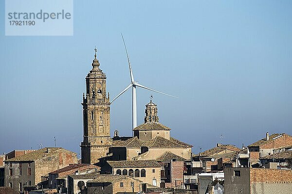 Windkraftwerk  davor eine alte Kleinstadt mit Kirchturm  Katalonien  Spanien  Europa
