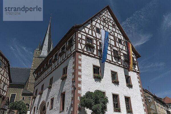 Historisches Rathaus  Fachwerk 1540  hinten die Kirche St. Michael  Zeil am Main  Unterfranken  Bayern  Deutschland  Europa
