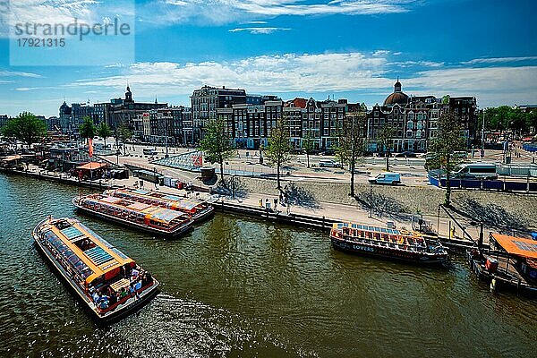 AMSTERDAM  NIEDERLANDE  9. MAI 2017: Luftaufnahme des Amsterdamer Kanals mit Touristenbooten in der Nähe von Amsterdam Centraal