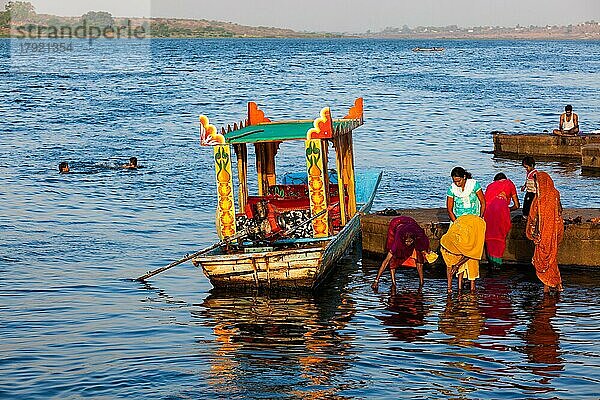 MAHESHWAR  INDIEN  26. APRIL 2011: Indische Frauen bei der morgendlichen Pooja an den Ghats des heiligen Flusses Narmada. Maheshwar  Madhya Pradesh  Indien  Asien