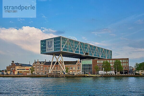 ROTTERDAM  NIEDERLANDE  11. MAI 2017: Das Gebäude der Unilever Bestfoods-Zentrale De Brug (Die Brücke) wurde über einer bestehenden historischen Fabrik aus dem Jahr 1891 errichtet  die vom Architekten Chris de Jonge entworfen wurde