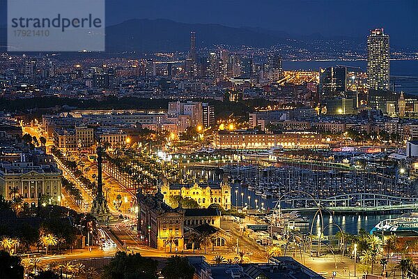 BARCELONA  SPANIEN  15. APRIL 2019: Luftaufnahme der Skyline von Barcelona mit Stadtverkehr und Hafen mit beleuchteten Yachten in der Nacht. Barcelona  Spanien  Europa