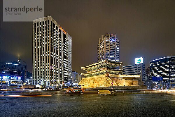 Namdaemun Gate Sungnyemun bei Nacht mit Stadtverkehr  Seoul  Seoul  Südkorea  Asien