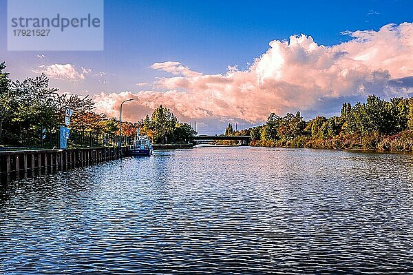 Der Mittellandkanal in Hannover im Stadtteil Vahrenwald bei Sonnenschein  weißen Wolken und blauem Himmel  Hannover  Niedersachsen  Deutschland  Europa