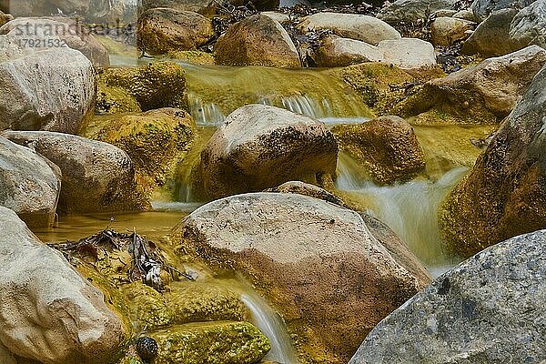 Fließender Bach  Steine  verwischtes Wasser  Detail  Samaria-Schlucht  Samaria  Schlucht  Nationalpark  Omalos  Lefka Ori  Weiße Berge  Westkreta  Insel Kreta  Griechenland  Europa