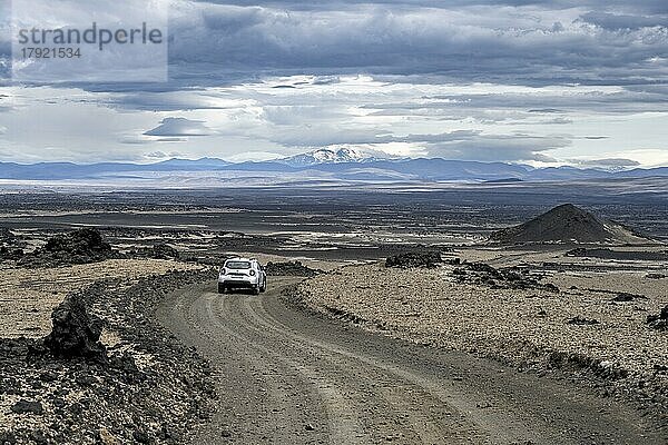 Auto auf einer Piste  Vulkanlandschaft  karge Landschaft  Vatnajökull-Nationalpark  Isländisches Hochland  Island  Europa