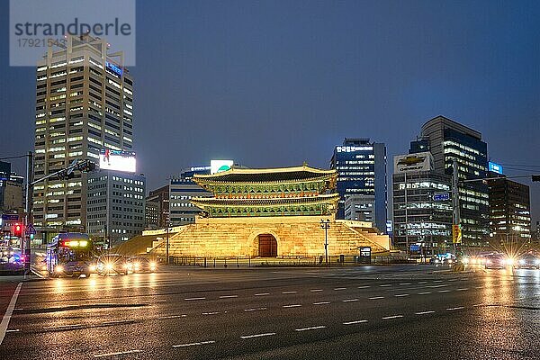 Namdaemun Gate Sungnyemun bei Nacht mit Stadtverkehr  Seoul  Seoul  Südkorea  Asien