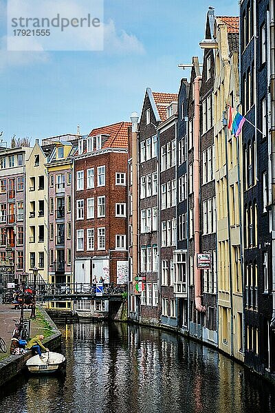 AMSTERDAM  NIEDERLANDE  7. MAI 2017: Amsterdamer Gracht mit Boot  Brücke und alten Häusern mit Gay Pride Regenbogenflagge. Im Jahr 2001 wurden die Niederlande das erste Land  das die gleichgeschlechtliche Ehe per Gesetz einführte