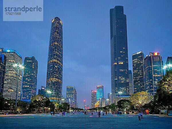 GUANGZHOU  CHINA  27. APRIL 2018: Guangzhou Stadtsilhou Skyline Flower City Square in den Abend beleuchtet. Guangzhou  China  Asien