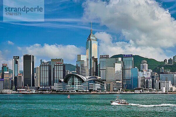 HONGKONG  CHINA  1. MAI 2018: Boot im Victoria Harbour und Hongkong Skyline Stadtbild Downtown Wolkenkratzer über in der Tageszeit mit Wolken. Hongkong  China  Asien