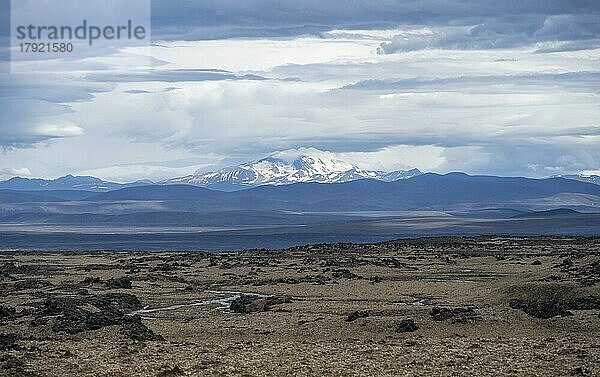 Vulkanlandschaft  karge Landschaft  hinten schneebedeckte wolkenverhangene Berge  Vatnajökull-Nationalpark  Isländisches Hochland  Island  Europa