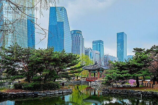 SEOUL  SÜDKOREA  6. APRIL 2018: Yeouido Park öffentlicher Park umgeben von Wolkenkratzern in Seoul  Korea