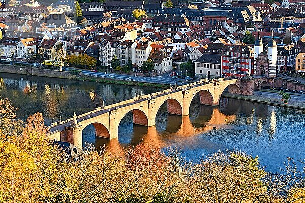 Die Karl-Theodor-Brücke  auch bekannt als Alte Brücke. Blick vom Philosophenweg  Heidelberg  Deutschland  Europa