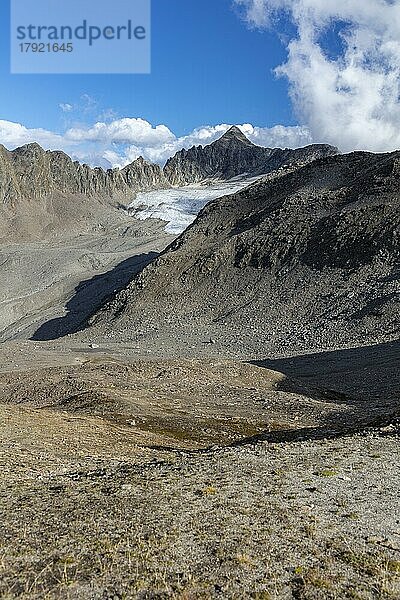 Gross Muttenhorn und verbleibende Reste am Muttgletscher  Wallis  Schweiz  Europa