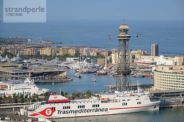 BARCELONA  SPANIEN  15. APRIL 2019: Luftaufnahme der Skyline von Barcelona mit Stadtverkehr und Hafen mit Yachten und Fährschiffen sowie Barcelonas Hafen-Seilbahn. Barcelona  Spanien  Europa