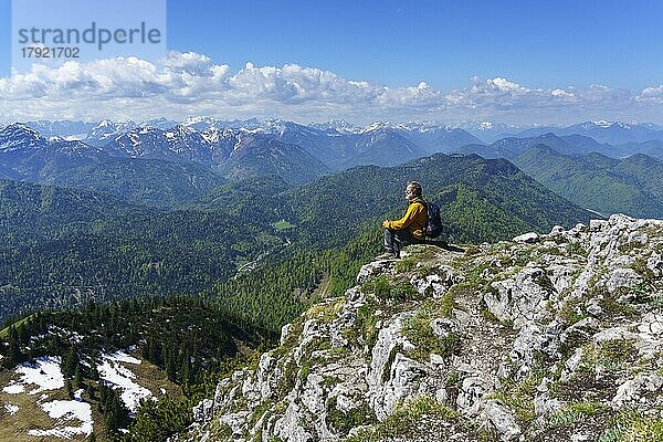 Wanderer  Senior  63  am Gipfel des Roßstein genießt die Aussicht ins Karwendelgebirge  Kreuth  Mangfallgebirge  Oberbayern  Deutschland  Europa