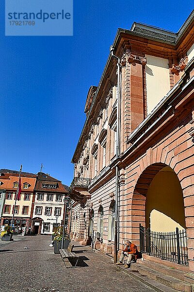 Das historische Rathaus der Stadt an einem sonnigen Frühlingstag  Heidelberg  Deutschland  Europa