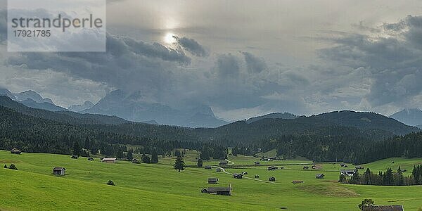 Buckelwiesen zwischen Mittenwald und Krün  Werdenfelser Land  dahinter die Zugspitze  2962m  Wettersteingebirge  Oberbayern  Bayern  Deutschland  Europa