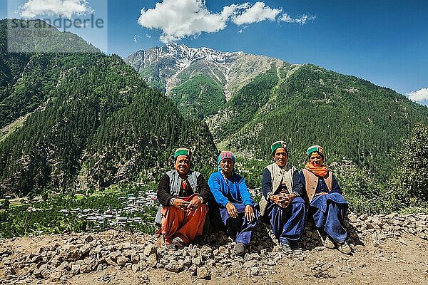 SANGLA  INDIEN  28. JUNI 2012: Indische Frauen aus dem Bundesstaat Himachal Pradesh in Indien mit traditionellen Kinnaur-Hüten im Himalaya