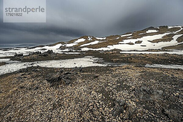 Schneebedeckte Vulkanlandschaft mit Tuffstein und versteinerter Lava  Krater des Vulkans Askja  isländisches Hochland  Island  Europa