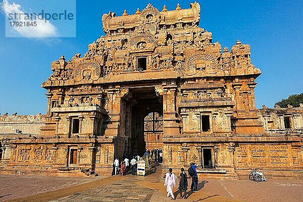 TANJORE  INDIEN  26. MÄRZ 2011: Besucher des berühmten Brihadishwarar-Tempels in Tanjore (Thanjavur)  Tamil Nadu  Indien. Es ist der größte der großen lebenden Chola-Tempel  UNESCO-Weltkulturerbe und wichtige religiöse Stätte