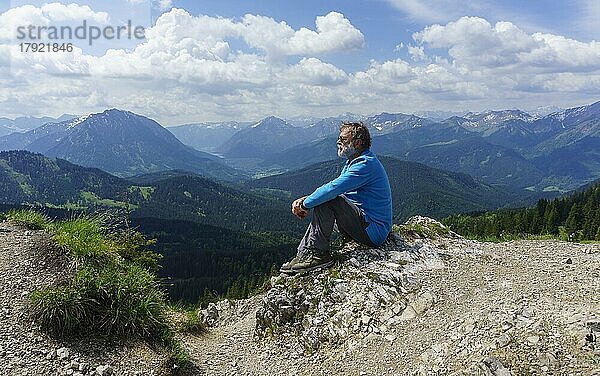 Wanderer  Senior  63  rastet am Gipfel des Schildenstein  Kreuth  Mangfallgebirge  Oberbayern  Deutschland  Europa