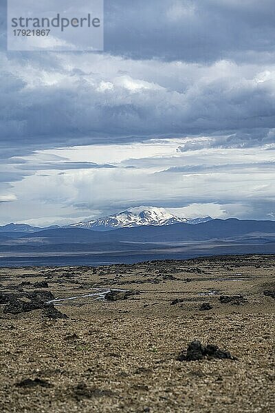Vulkanlandschaft  karge Landschaft  hinten schneebedeckte wolkenverhangene Berge  Vatnajökull-Nationalpark  Isländisches Hochland  Island  Europa
