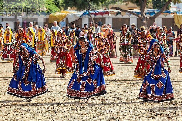 PUSHKAR  INDIEN  21. NOVEMBER 2012: Nicht identifizierte Rajasthani-Mädchen in traditioneller Kleidung tanzen auf der jährlichen Kamelmesse Pushkar Mela in Pushkar  Rajasthan  Indien  Asien