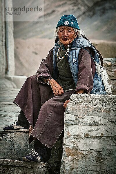 LAMAYURU  INDIEN  10. SEPTEMBER 2011: Alte tibetische Frau sitzt in der Nähe der Lamayuru-Gompa in Ladakh  Indien  Asien