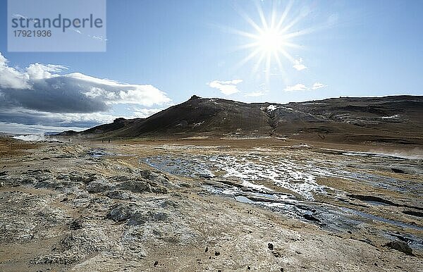 Heiße Quellen  Geothermalgebiet Hverarönd  auch Hverir oder Namaskard  Sonnenstern  Nordisland  Island  Europa