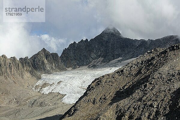 Gross Muttenhorn und verbleibende Reste am Muttgletscher  Wallis  Schweiz  Europa