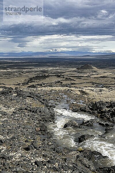 Fluss fließt durch Vulkanlandschaft  vulkanische Felsen und Tuffstein  karge Landschaft  Vatnajökull-Nationalpark  Isländisches Hochland  Island  Europa