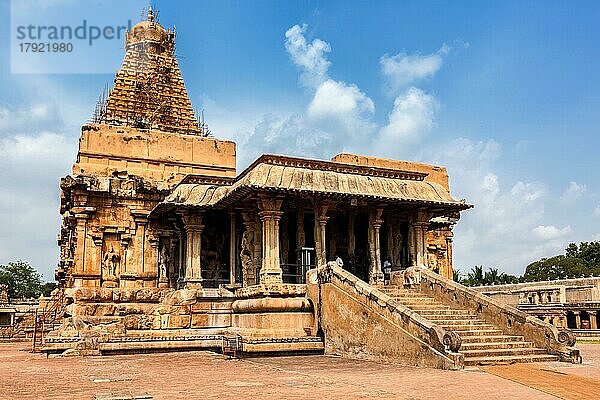 TANJORE  INDIEN  26. MÄRZ 2011: Der berühmte Brihadishwarar-Tempel in Tanjore (Thanjavur)  Tamil Nadu  Indien. UNESCO-Weltkulturerbe und religiöse Pilgerstätte Greatest of Great Living Chola Temples