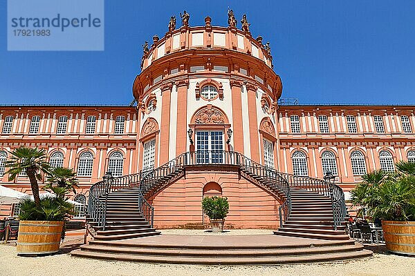 Haupteingang mit Treppe des Barockschlosses Schloss Biebrich  einer 1702 erbauten herzoglichen Residenz in Wiesbaden  Wiesbaden  Deutschland  Europa