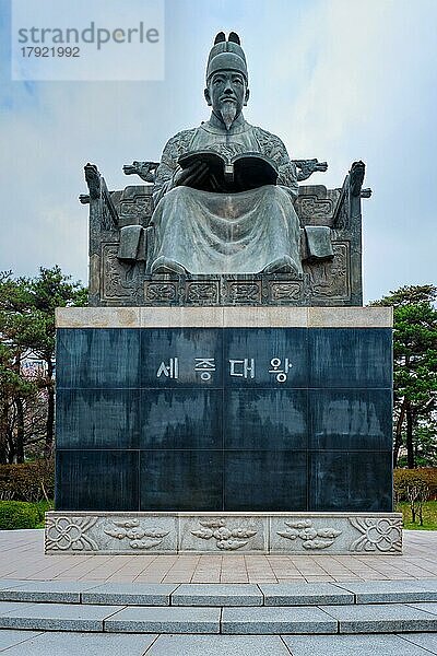 SEOUL  SÜDKOREA  6. APRIL 2018: König Sejong der Große Statue im Yeouido Park  Seoul  Süd