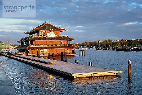 AMSTERDAM  NIEDERLANDE  9. MAI 2017: Sea Palace  ein Restaurant im Stil einer chinesischen Pagode bei Sonnenuntergang. Es ist das erste schwimmende Restaurant in Europa