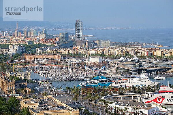 BARCELONA  SPANIEN  15. APRIL 2019: Luftaufnahme der Skyline von Barcelona mit Stadtverkehr und Hafen mit Yachten und Fährschiffen. Barcelona  Spanien  Europa