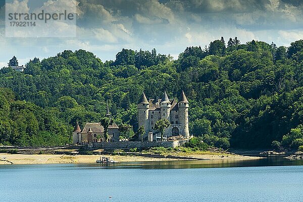 Lanobre. Chateau de Val aus dem 13. Jahrhundert  das mehrfach umgebaut wurde  liegt am Wasser des Bort-Stausees. Departement Cantal. Auvergne Rhône-Alpen. Frankreich